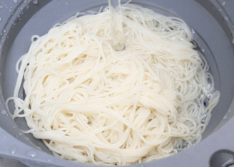 【そうめん2束】に“アレ1袋”を足したら→激ウマーー！「シャキッ＆つる」最強レシピ爆誕！「味噌汁にしか入れたことなかった…」のイメージ画像