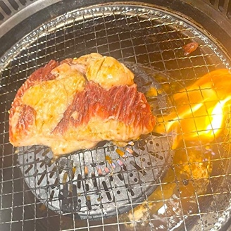 【焼肉きんぐ】店員さん直伝の"ヤバうまい焼き方"を試した調理師「そりゃ昼前なのに満席になるわ…」のイメージ画像