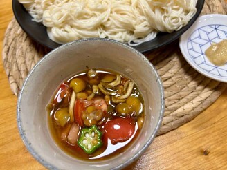 そんな食べ方できたの！？【もう味噌汁に入れないで〜！】夏に最高な“なめこ1袋”の食べ方「もう絶品」「ツルツル」簡単メイン爆誕のイメージ画像