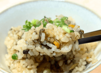 【え！？“アレ”入れると美味しいの〜！？】「沖縄ではこう食べます」炊飯器にドボンで感激「やってみたい！」友人も大大大絶賛のイメージ画像