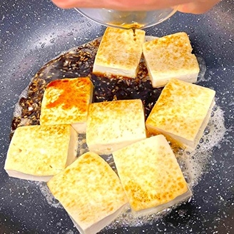 【お豆腐は冷奴にしないで！】→フライパンで焼いて"あの液体"かけて…「え、角煮…？」べらぼうにウマい食べ方のイメージ画像