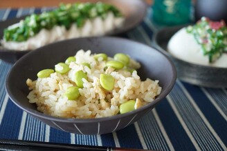 「うわぁ！」【栗原はるみさんの大胆な食べ方に驚愕！】「すごく美味しいんだけど」“究極の炊き込みご飯”に感激のイメージ画像