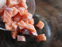 SNSで大バズ！【お願い、サーモンに醤油つけないでー！！】“タイで人気の食べ方”に衝撃受ける人続出「マッッジでうまい（泣）」のイメージ画像