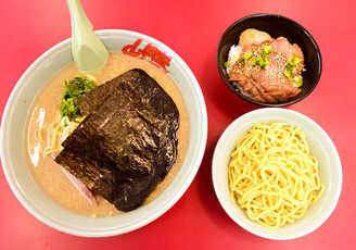とんっっでもない量に腰抜かしそう！【ラーメン山岡家】「大盛り」を超えた「デカ盛り」の迫力に仰天！到底一人では無理…
のイメージ画像