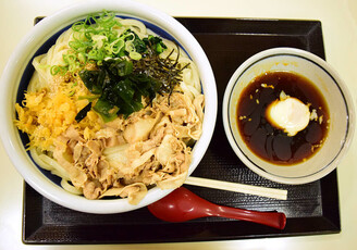 丸亀製麺「3玉まで無料」は衝撃コスパ！990円の新作『旨辛 豚つけ汁うどん』を食べてみたのイメージ画像