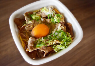 【よっしゃー！やっぱ吉野家がやってくれた（泣）】“一年待ってた勢”歓喜の一杯「すき家派も食べるべき」「たまごガチャに翻弄！？」のイメージ画像