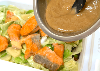 【鮭、まだグリルで焼いてるの！？】家中のご飯が消えるよ…(泣)「本当に簡単」「野菜もりもりで副菜いらず」“濃厚味”レシピが神
のイメージ画像