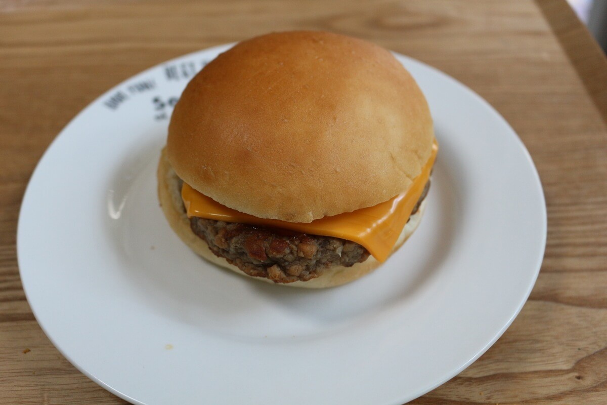 たっぷりチーズのチーズバーガー