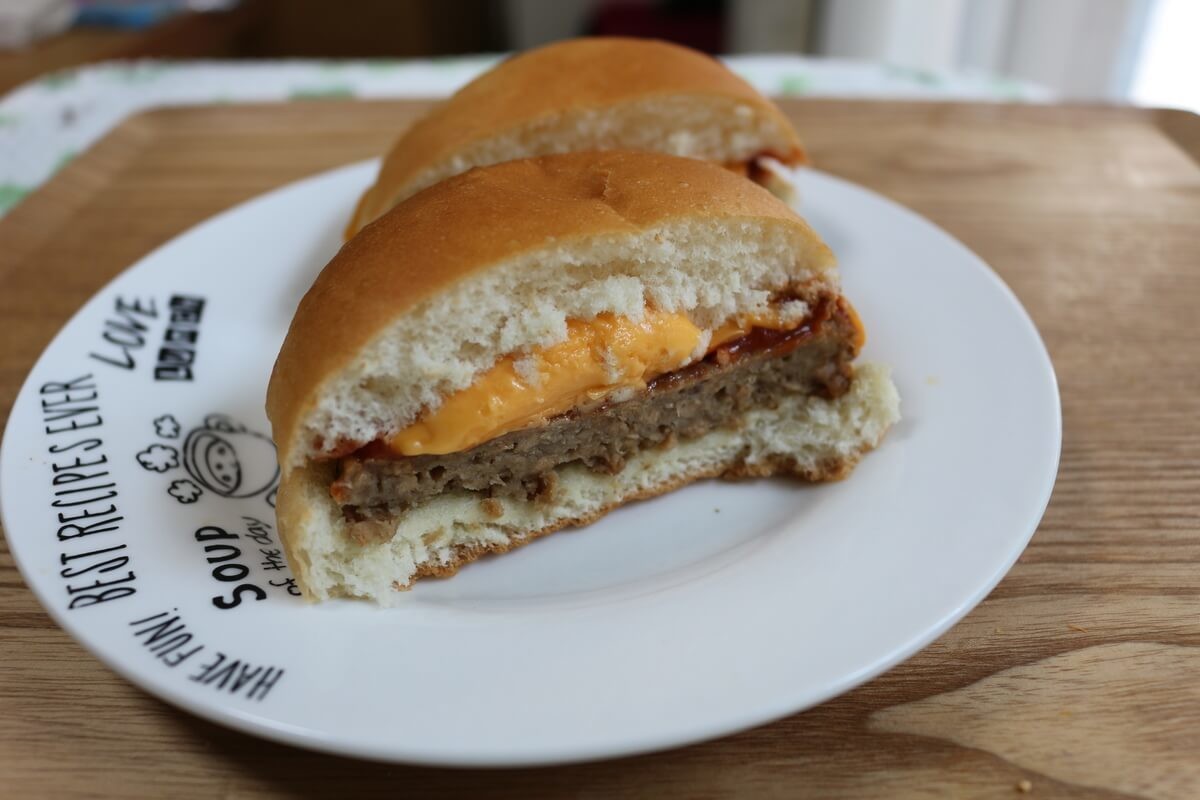 たっぷりチーズのチーズバーガー