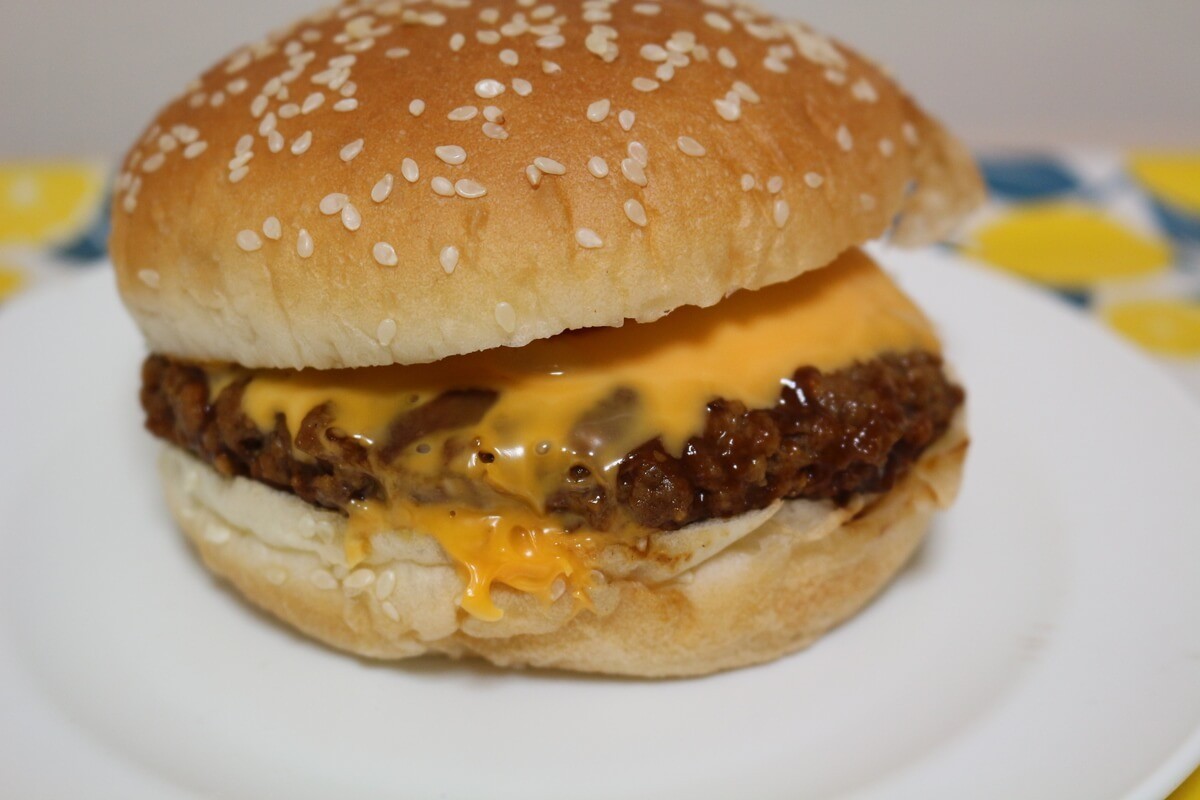 とろ～りあふれるモッツァレラ＆チェダーバーガー