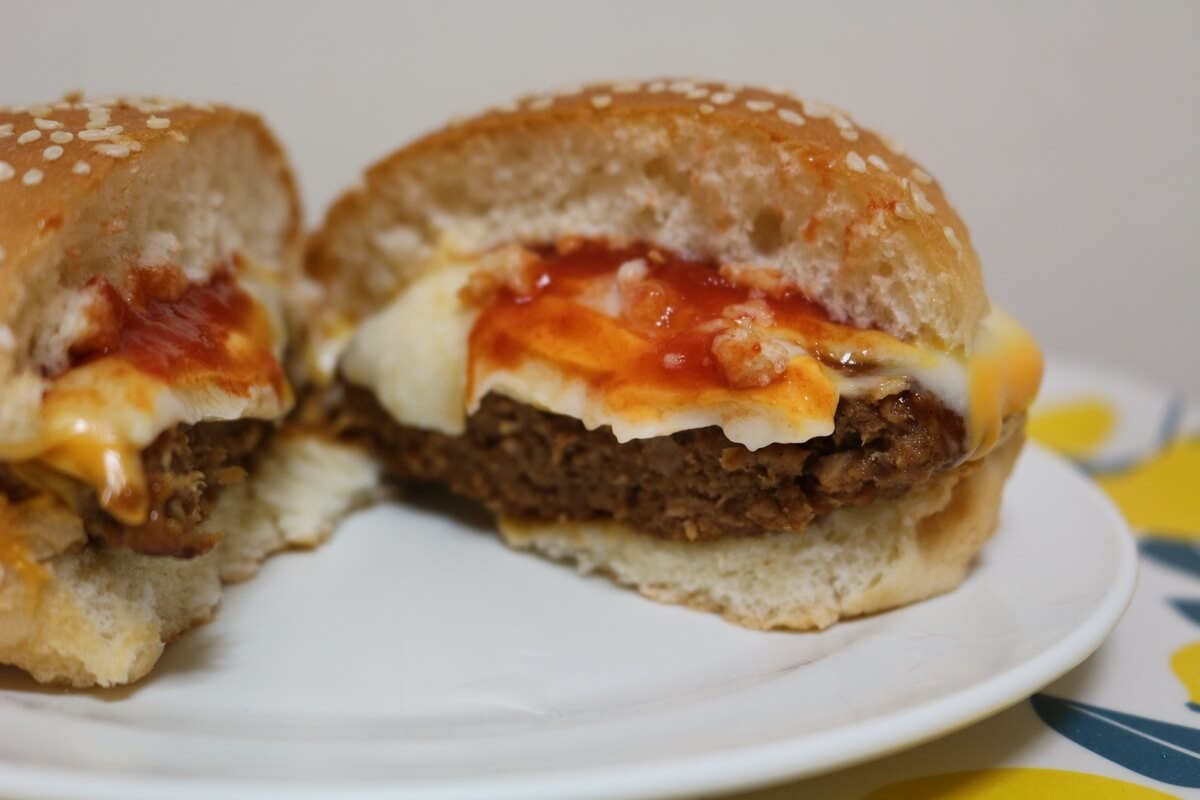 とろ～りあふれるモッツァレラ＆チェダーバーガー