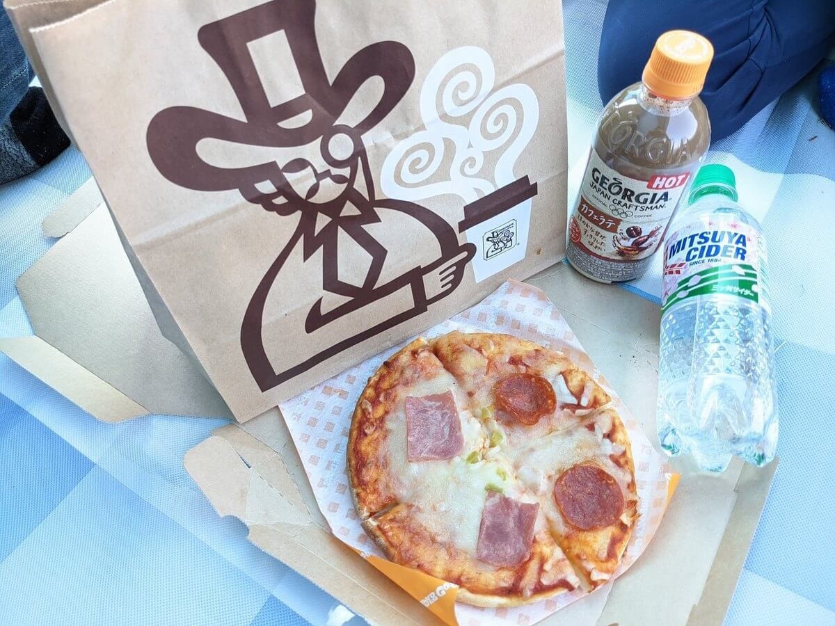 コメダ特製ピザ