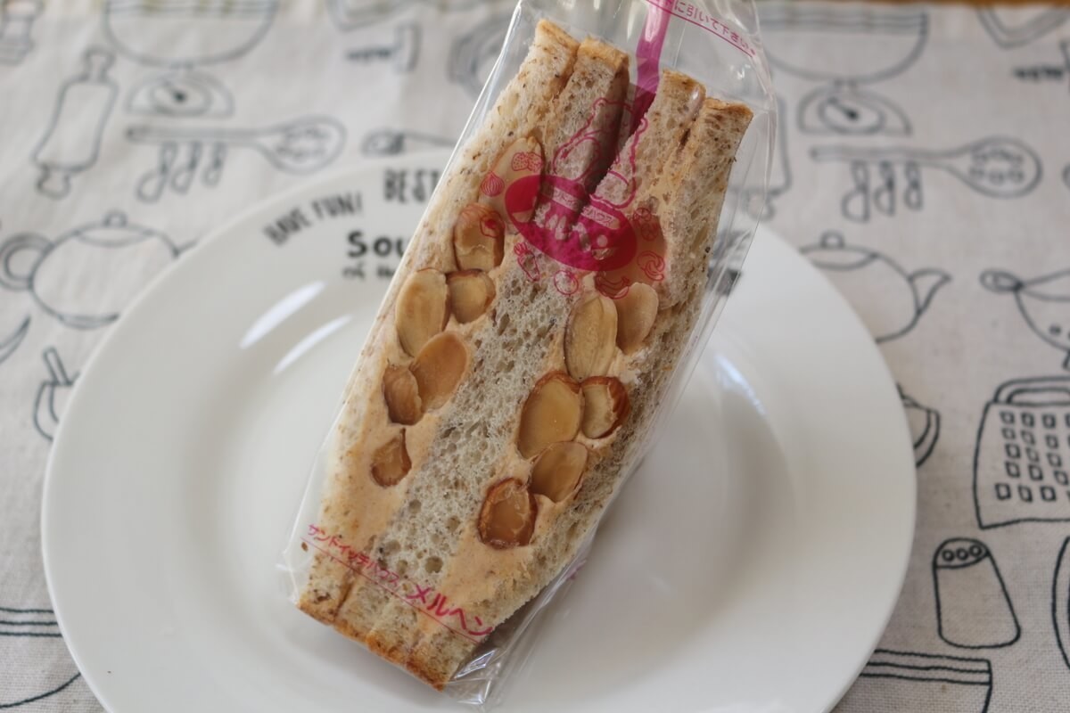 ブランのアーモンド生クリームサンド