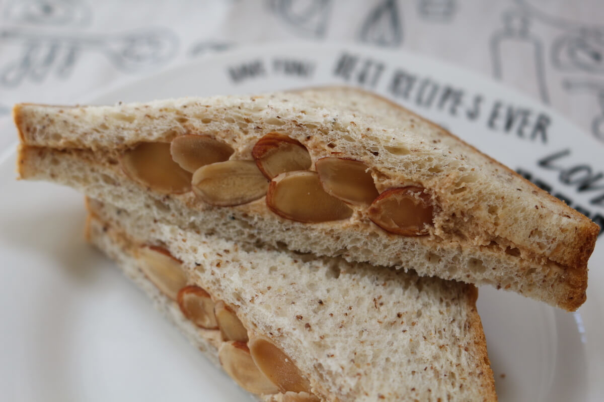 ブランのアーモンド生クリームサンド