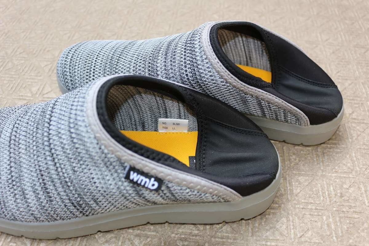 踏めるニットシューズ