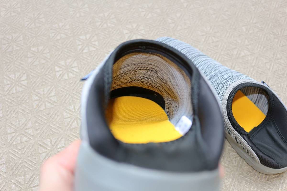 踏めるニットシューズ