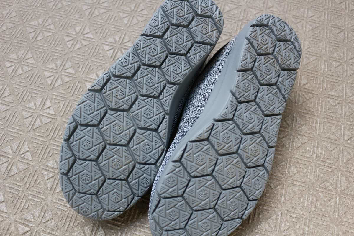 踏めるニットシューズ