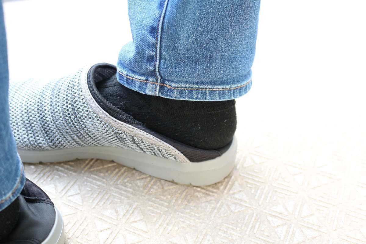 踏めるニットシューズ