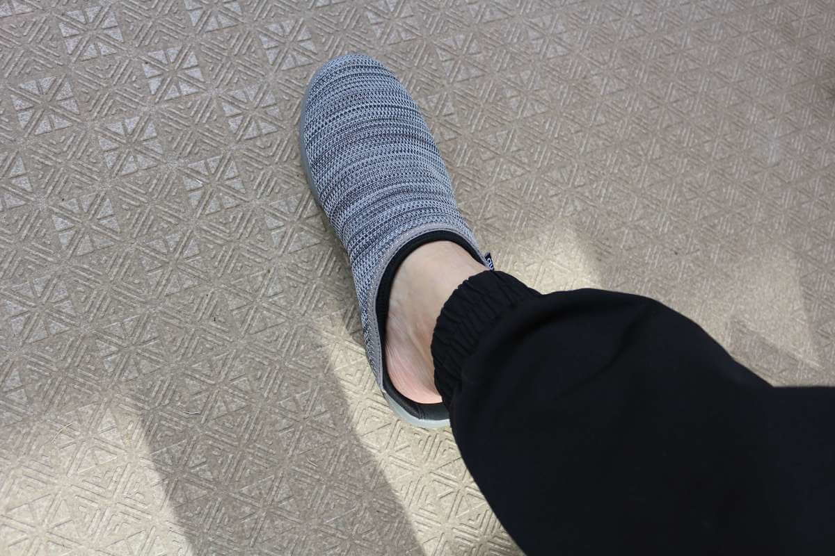 踏めるニットシューズ