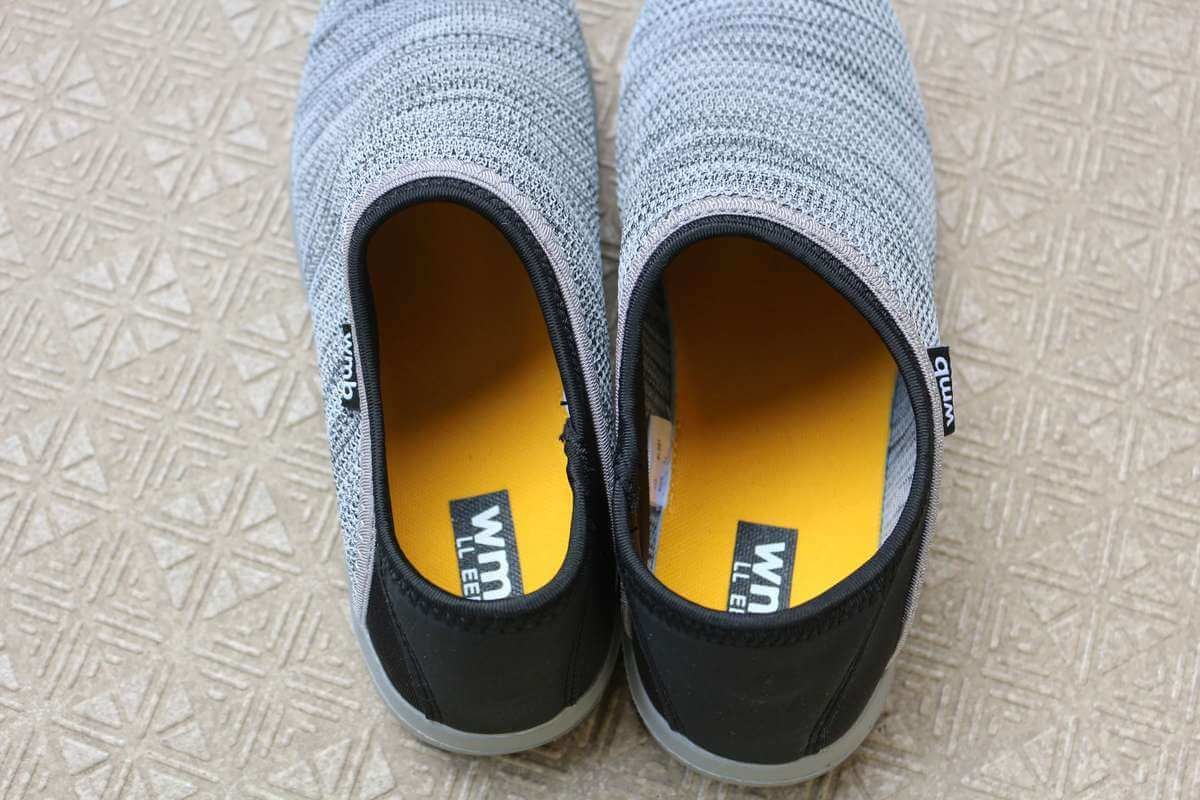 踏めるニットシューズ