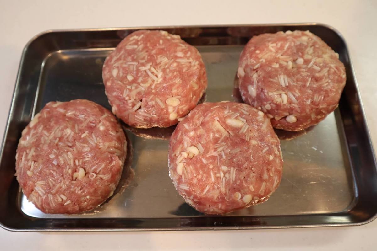 “チーズバーガーの中身”ハンバーグ