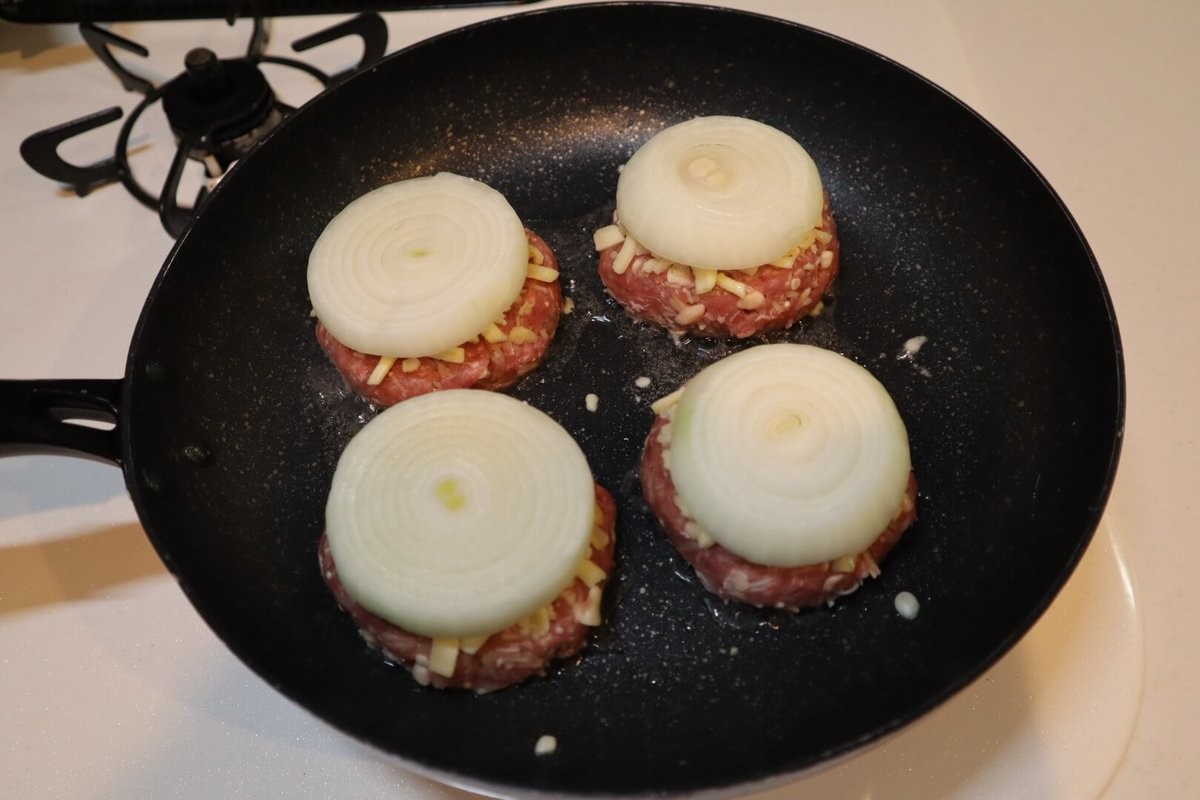 “チーズバーガーの中身”ハンバーグ