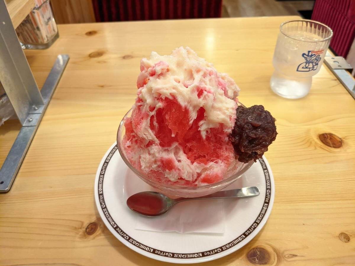 コメダ珈琲店名物のかき氷いちご氷