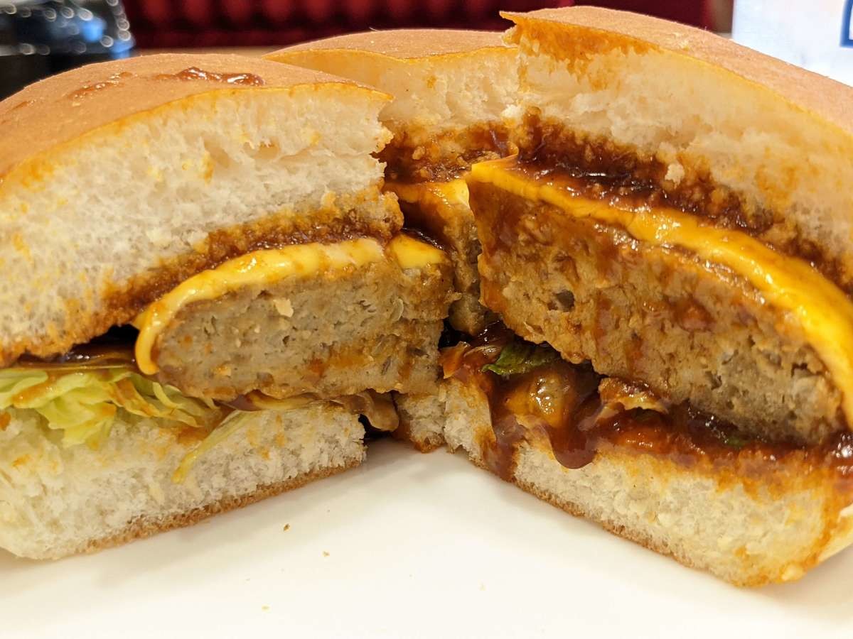 自慢のドミグラスバーガー