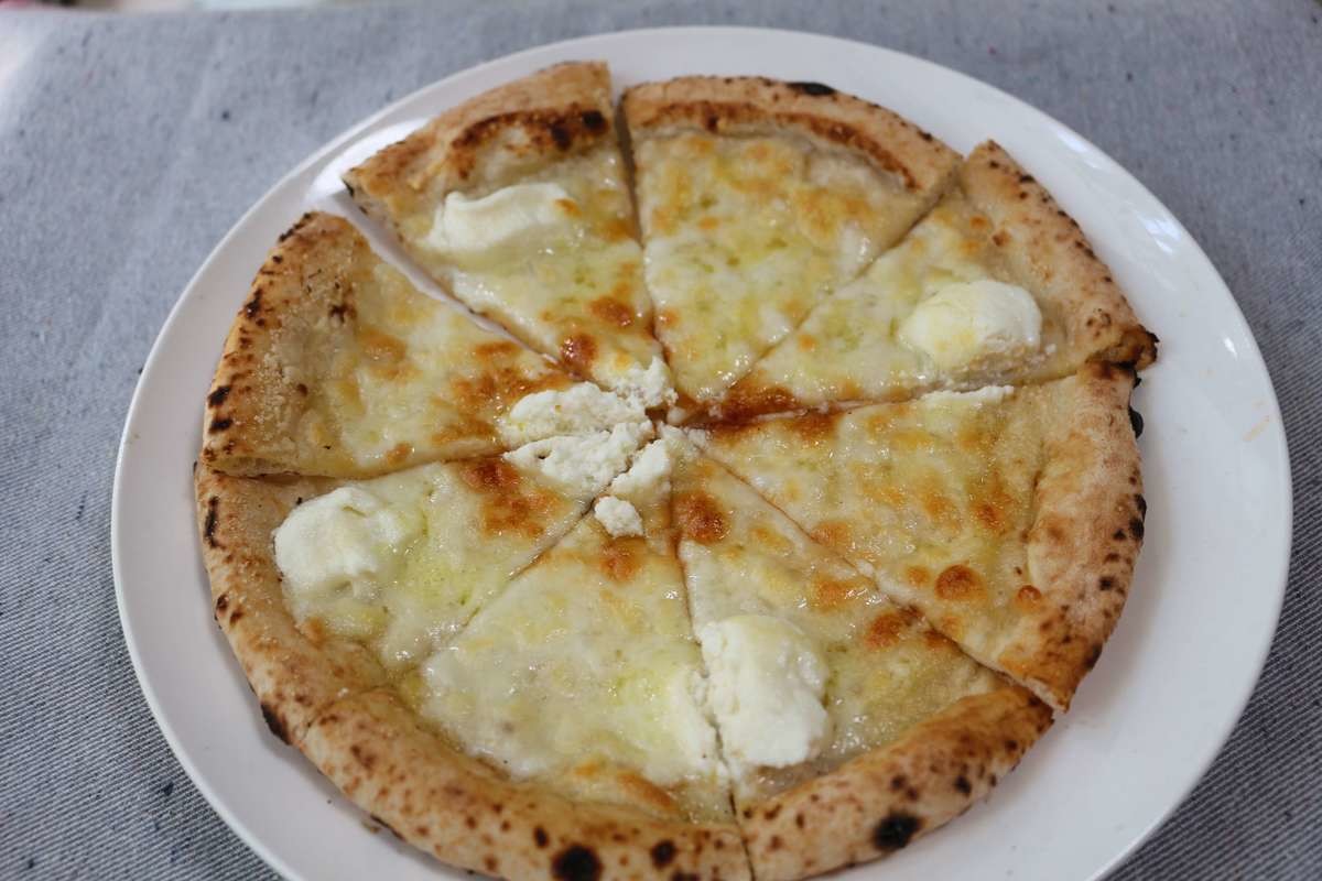 セブンプレミアムゴールド金のチーズピッツァ