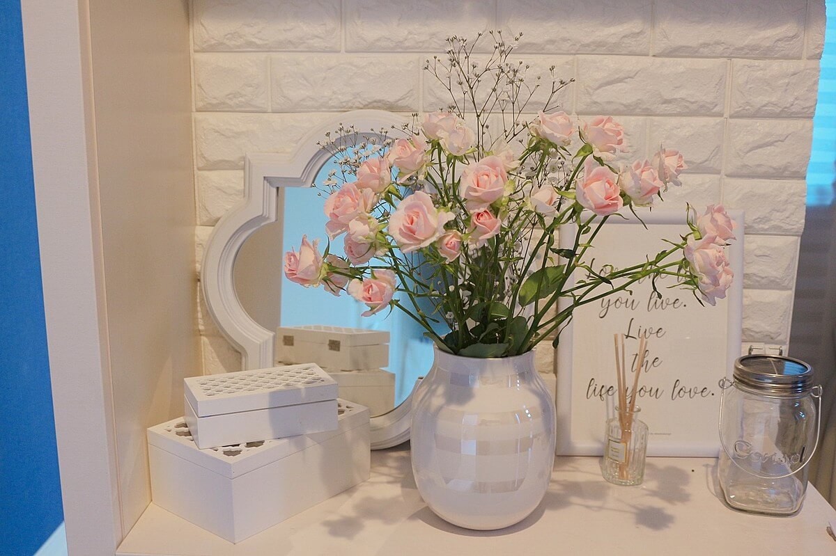 素敵度がUP】玄関に生花は風水的にOK！？リビングや階段が華やか