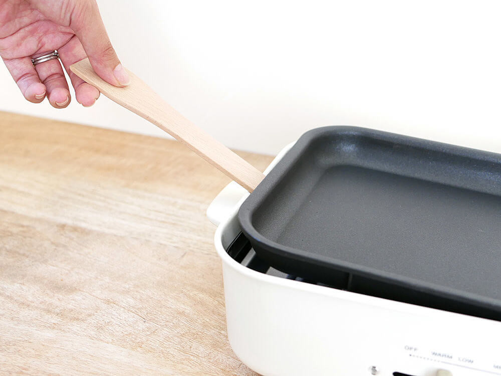 新品　BRUNO ホットプレート 木製ヘラ付き 付属の「木べら」が地味に便利！たった約A4サイズのコンパクトボディ