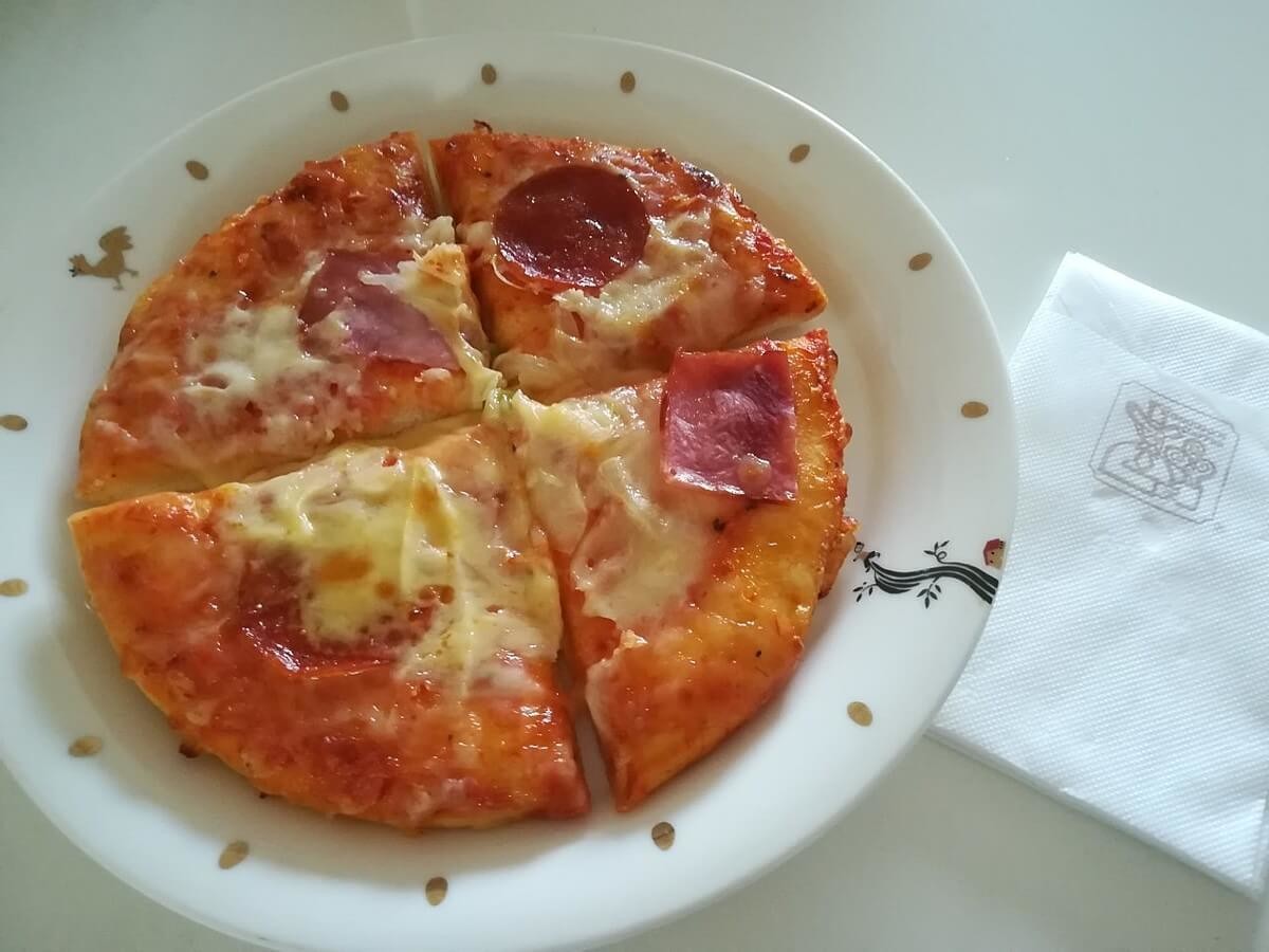 コメダ特製ピザ