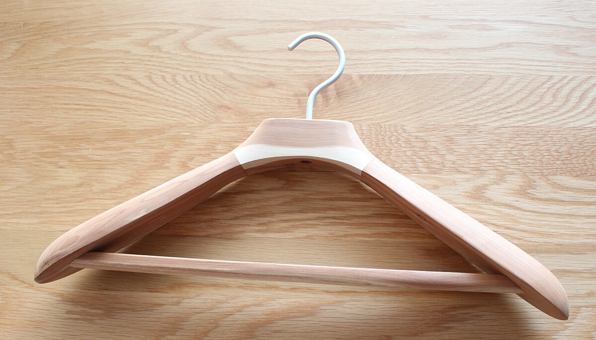 無印良品で2年愛用中！クローゼットで大活躍「レッドシダーハンガー