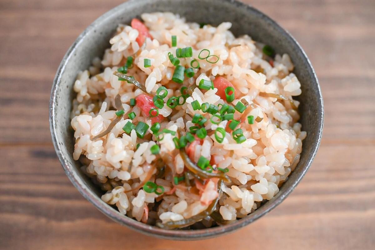 塩こんぶと梅の炊き込みご飯