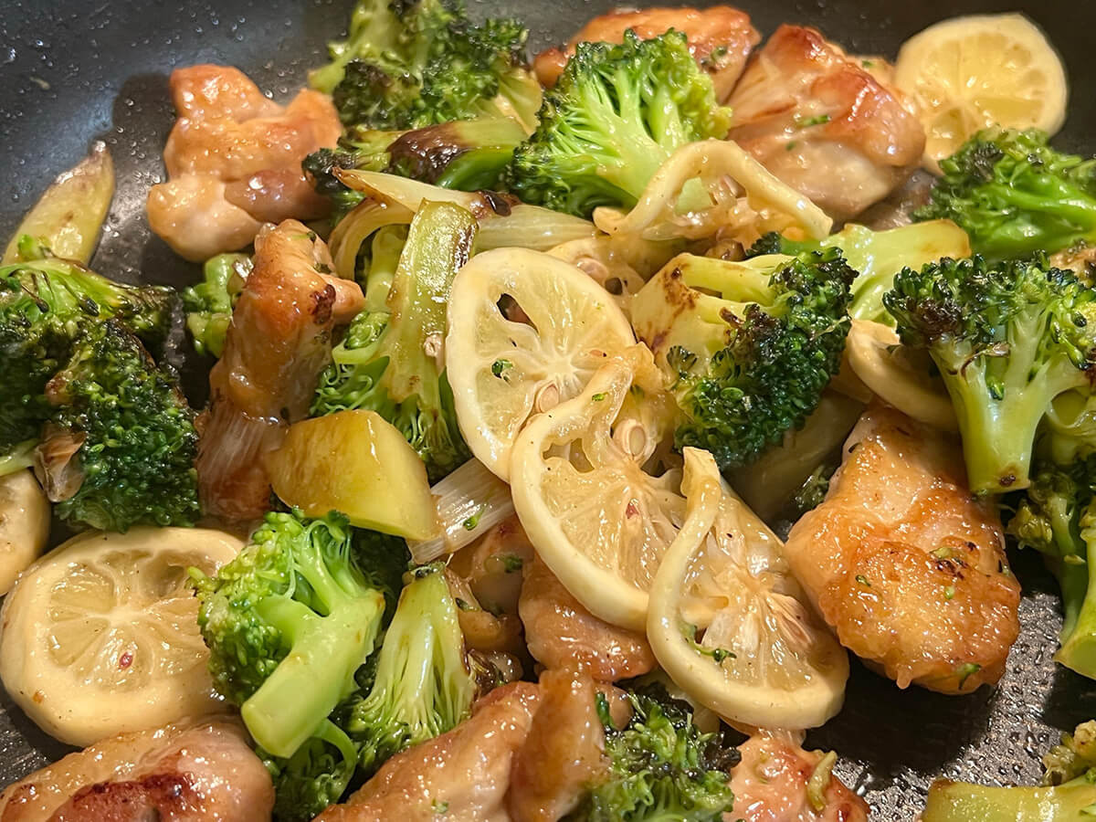 ブロッコリーと鶏肉の塩レモン炒め