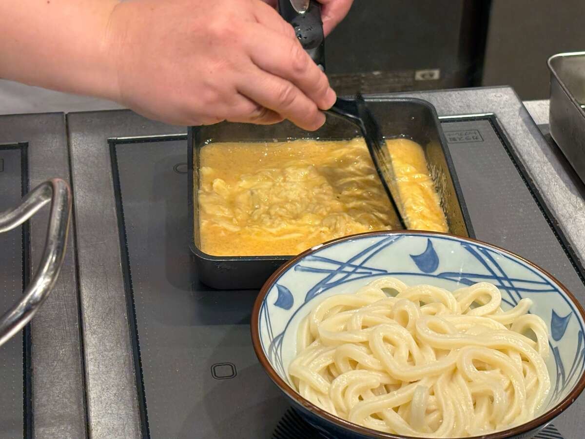 丸亀製麺「だし玉肉づつみうどん 並（税込890円）」