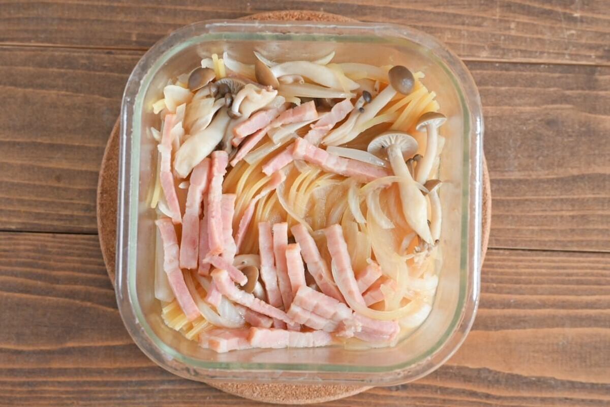 「厚切りベーコンときのこのぽん酢カルボナーラ風」
