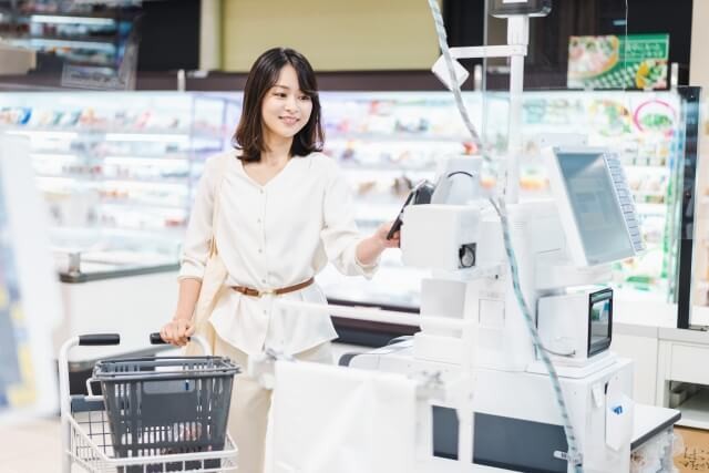 スーパーのレジ担当者が