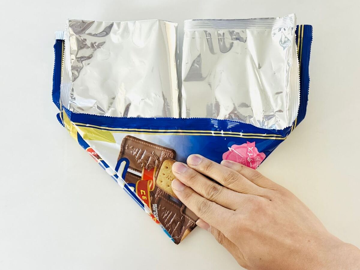 個包装されたお菓子の大袋、捨てたらダメ