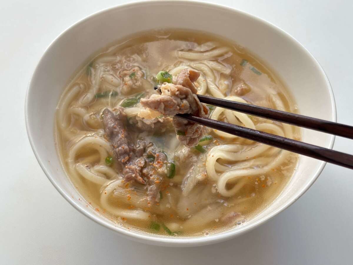 ロピアおすすめ「道場六三郎お墨付き 心のだし 肉うどん」