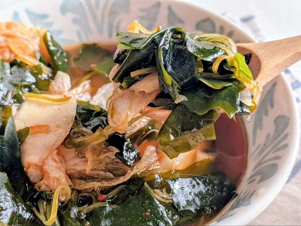 有賀薫さん「ピリ辛海藻の美腸スープ」