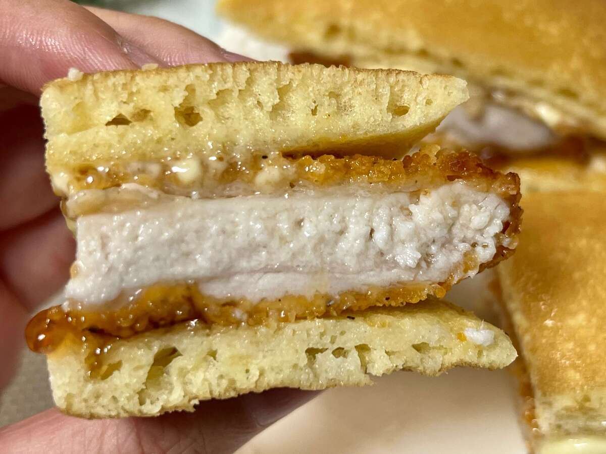 ファミチキをホットケーキでサンド！？