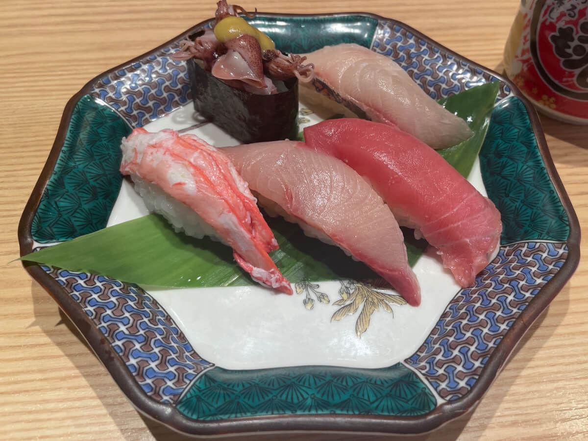 石川の海の幸を堪能！「まわる寿司 もりもり」