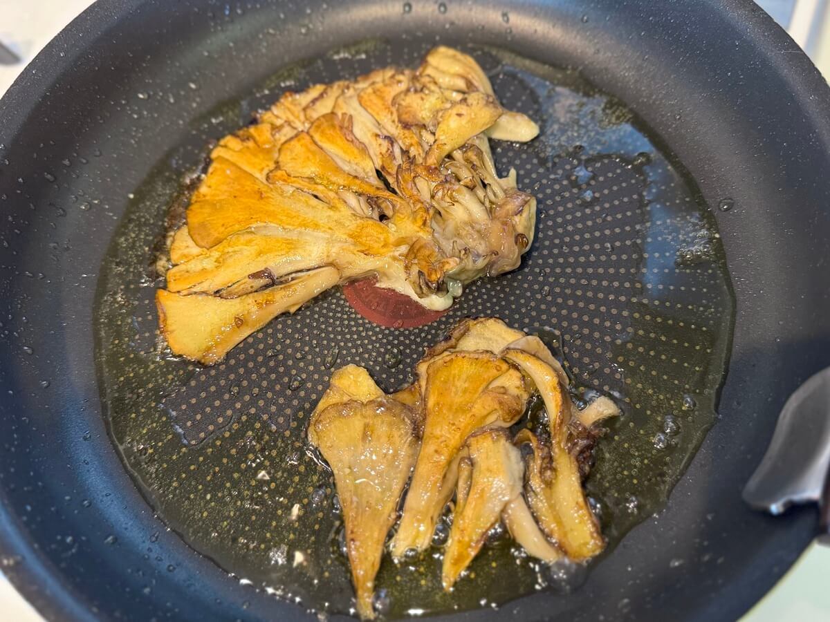 アキオさん「旨味凝縮!カリカリ舞茸のプレスステーキ」