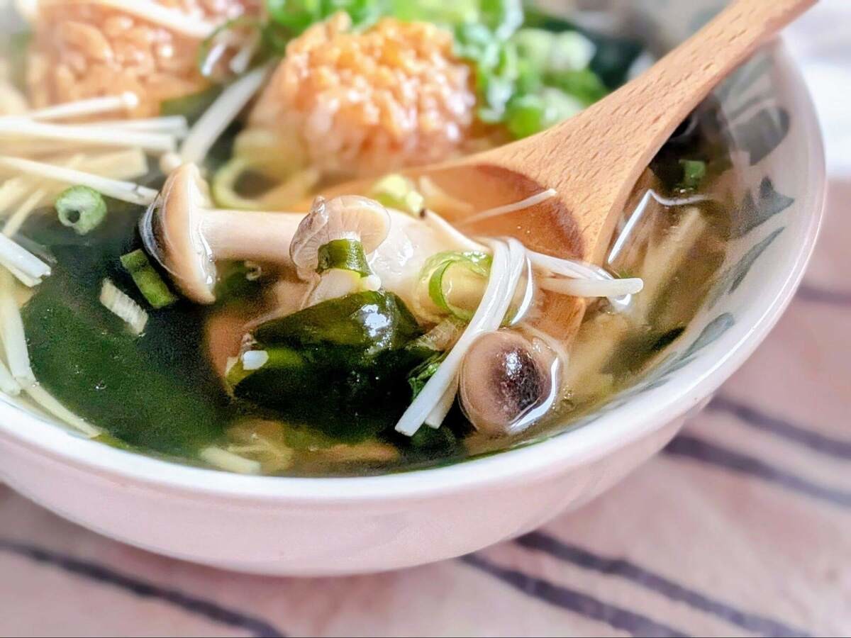 『焼おにぎり』入りわかめスープ