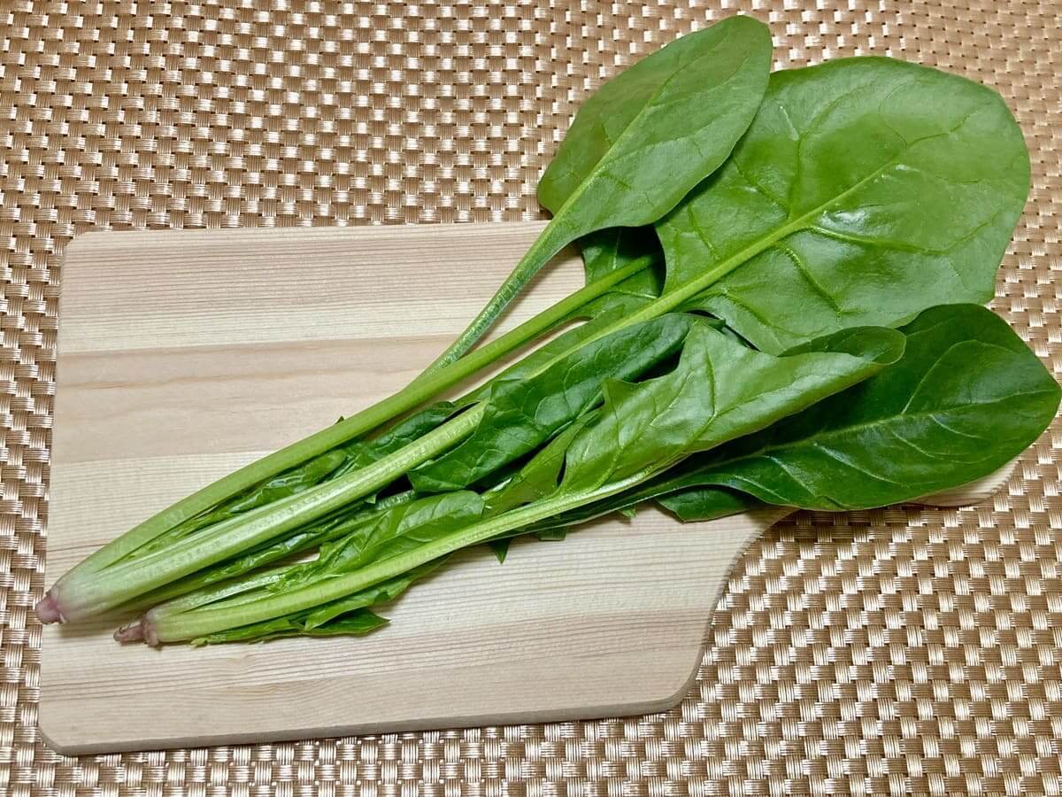 ほうれん草の「赤い部分」の正体は栄養!