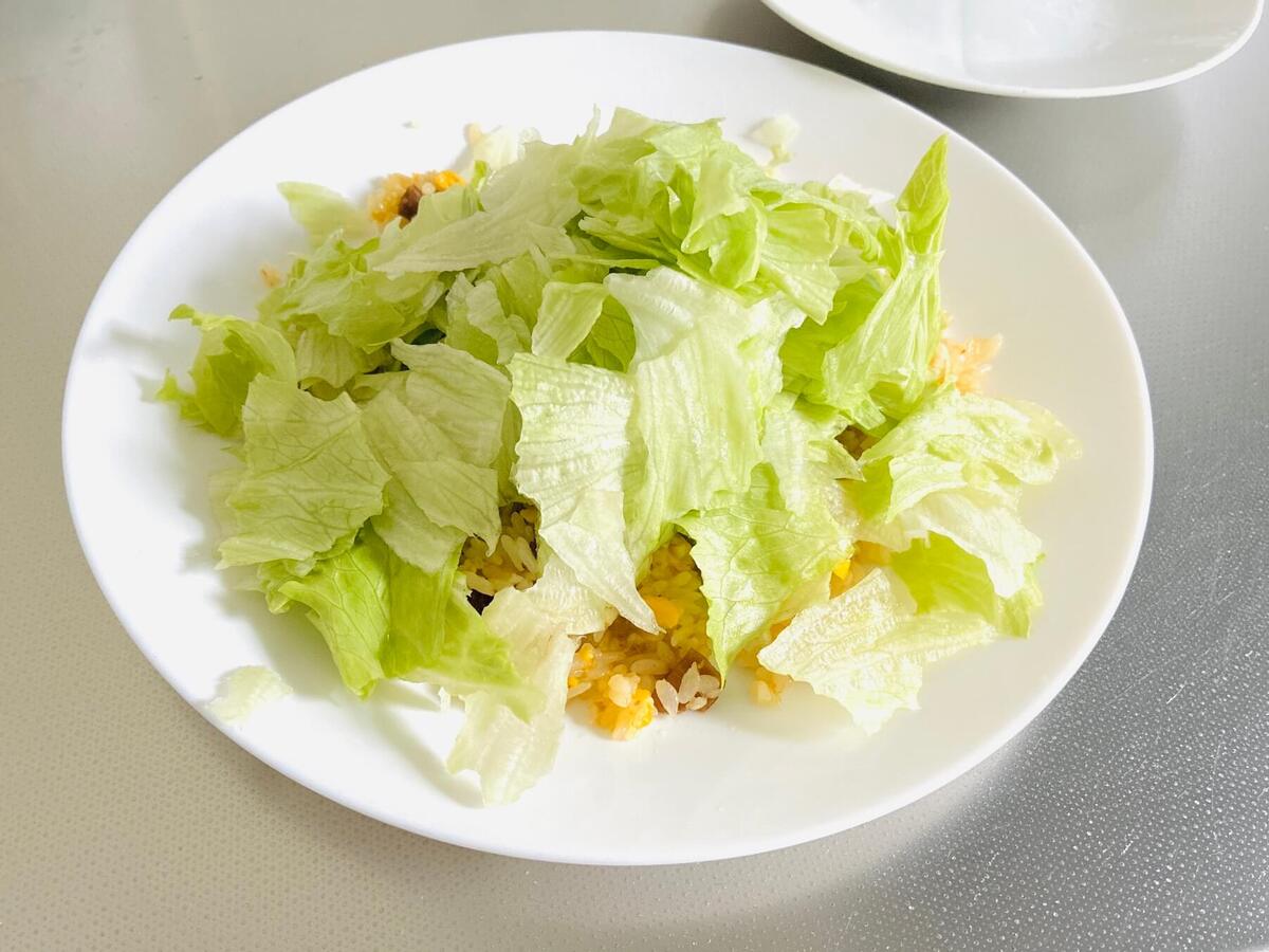 冷凍炒飯のアレンジ「レタス＆レモン」