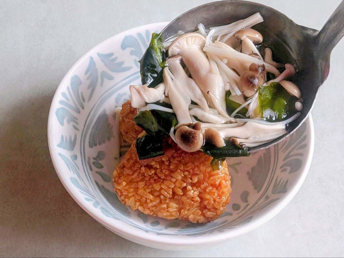 『焼おにぎり』入りわかめスープ