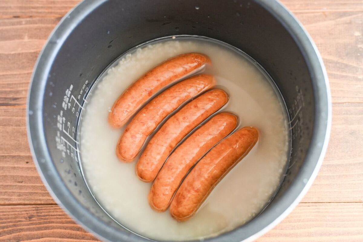 セブンプレミアム公式「金のウインナーでやみつきのにんにくバター飯」のレシピ