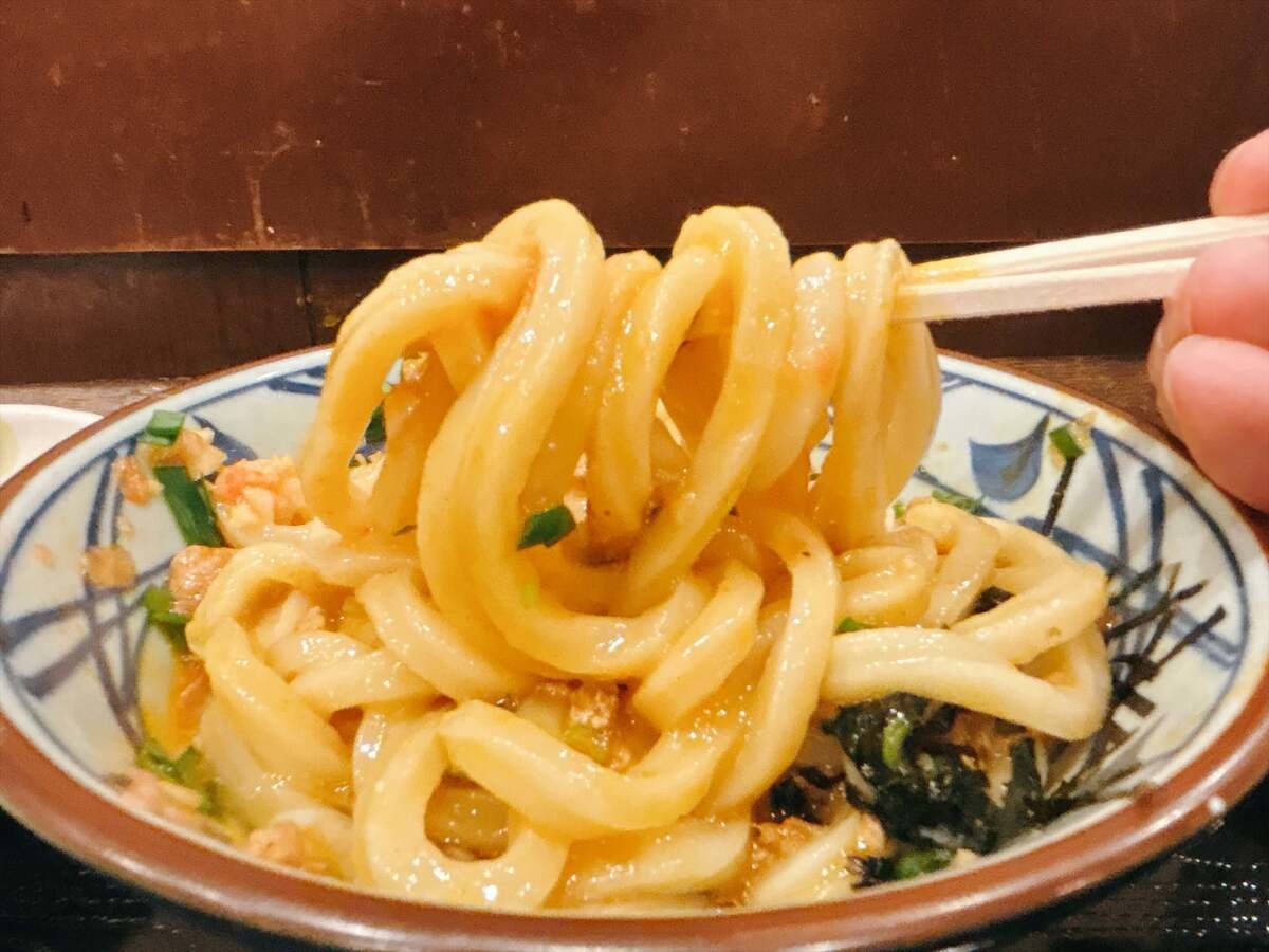 【丸亀製麺】注目の新作「肉辛まぜうどん」を実食レビュー